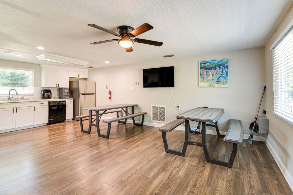 Dining Area | Flat-Screen TV | Free WiFi | Central Air Conditioning/Heat