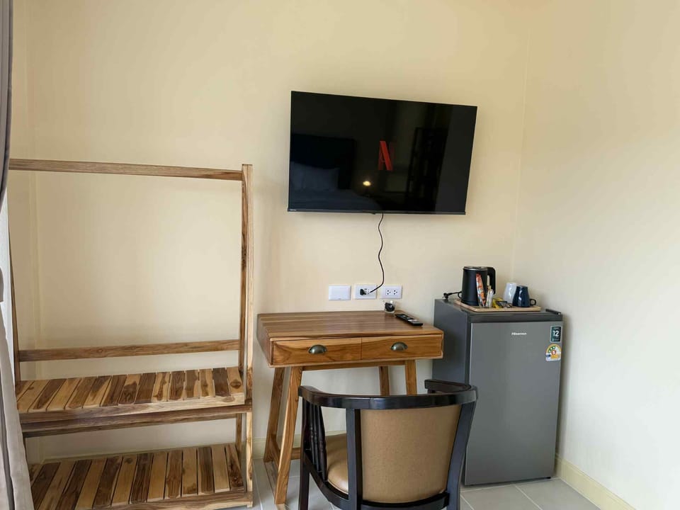 Double Room, 1 King Bed, City View | Desk, laptop workspace