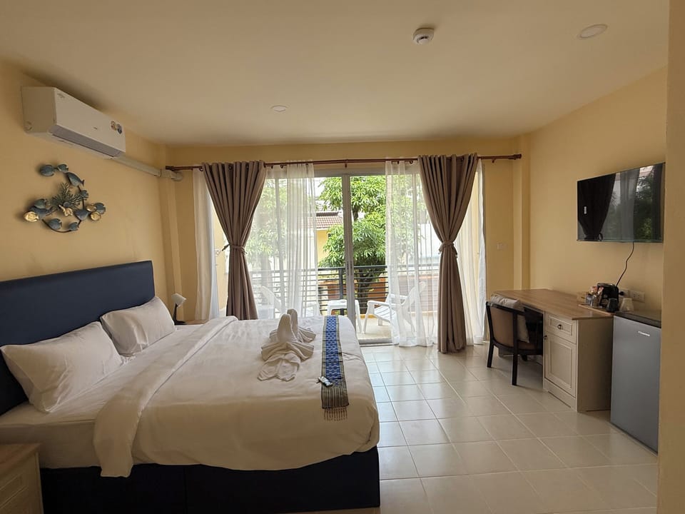Superior Double Room, Garden View | Desk, laptop workspace