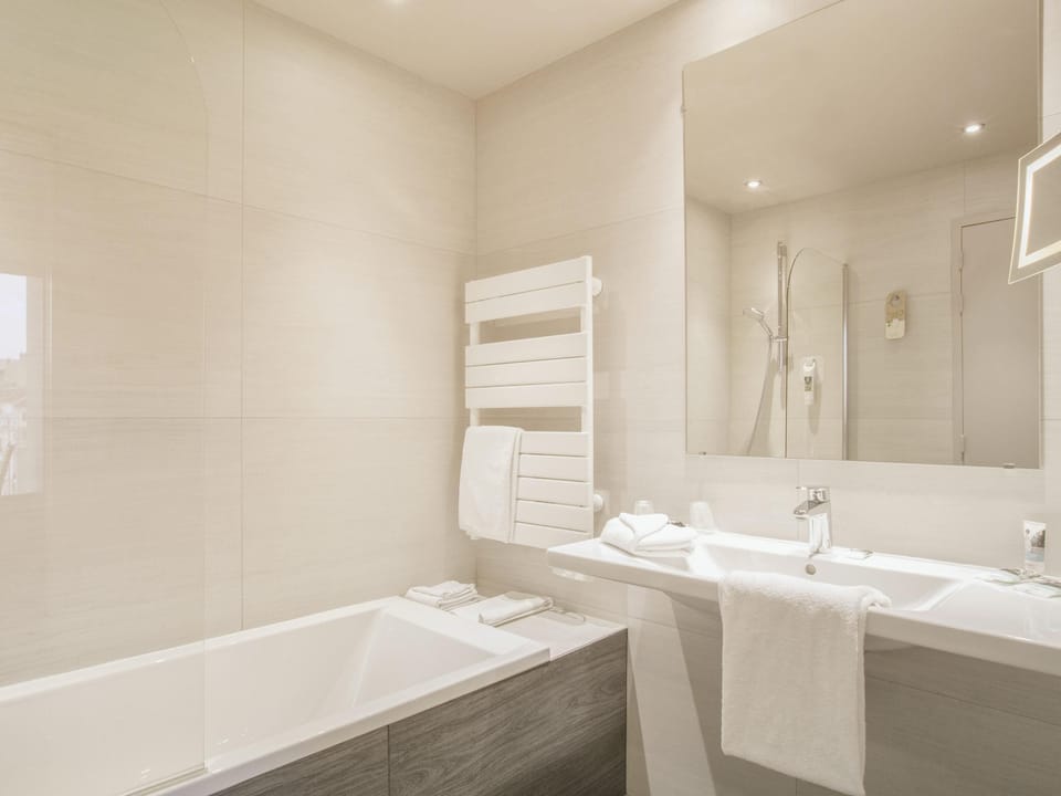 Superior Room, Balcony and Bath | 1 bedroom, premium bedding, minibar, in-room safe