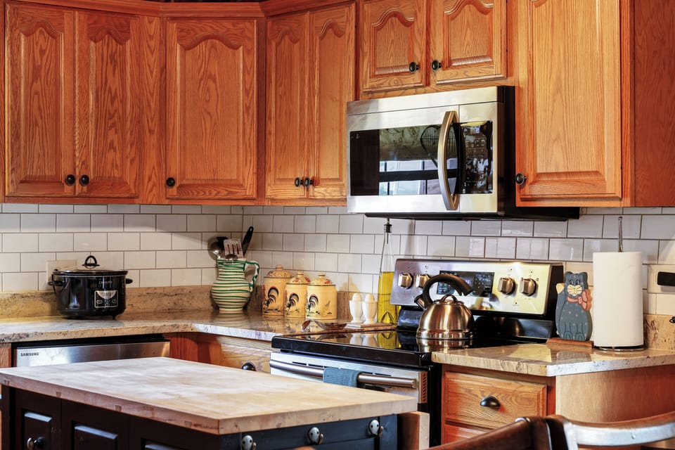 Fully equipped kitchen with high quality granite countertops. 