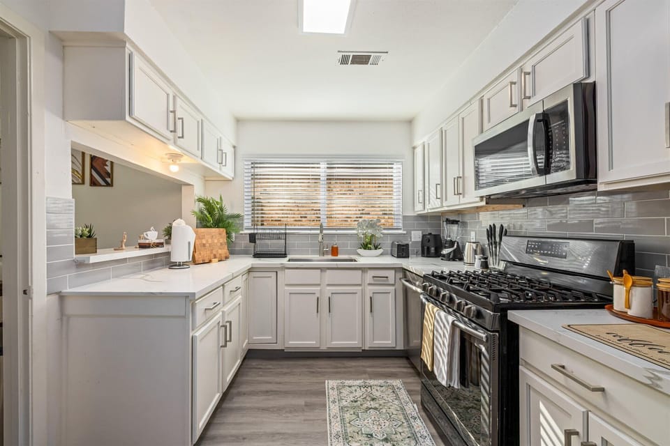 Fully equipped kitchen with high quality granite countertops.