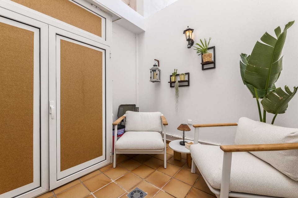 🌿Your private hideaway in the heart of the city. A serene spot for morning coffee, evening wine or a mindful pause. Designed for calm, wrapped in light and natural textures✨🪴