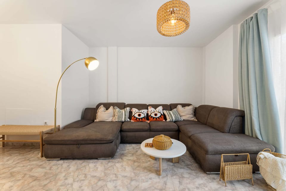Unwind on the oversized sofa after your island adventures 🛋️☀️ Soft textures, golden lighting and a touch of local soul 🌿✨ Your cosy corner for laughter, chats or a perfect movie night 🎬🍿