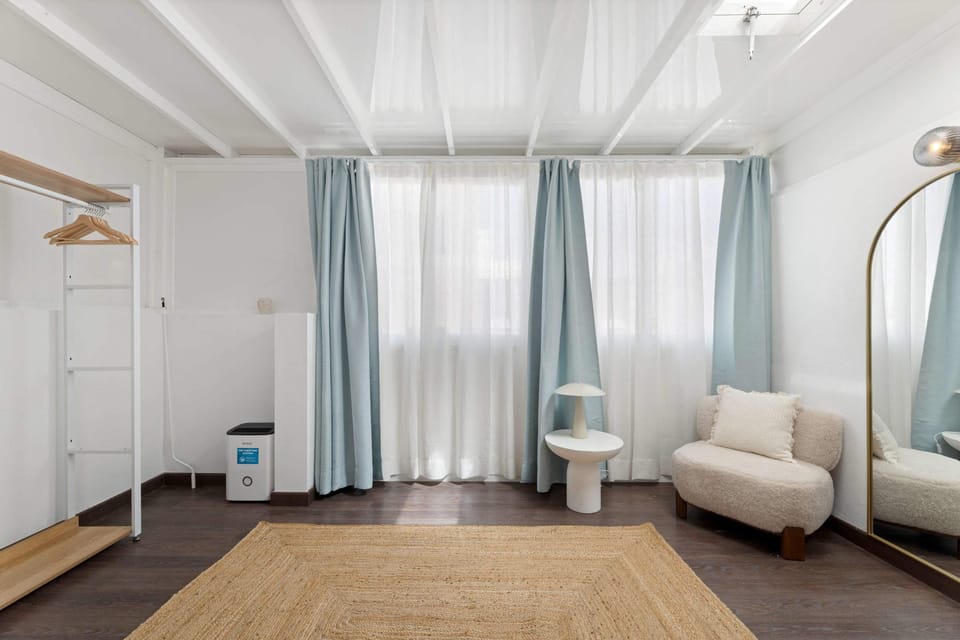 Natural light floods this dreamy dressing area ☁️✨ With soft textures, a full-length mirror, and peaceful tones, it's a space made for slow mornings and quiet reflections 🌿🪞🧺