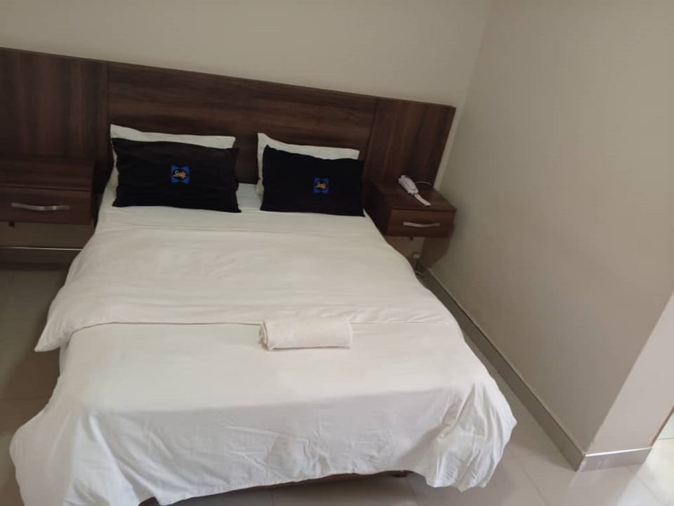 Deluxe Double Room, Patio, Courtyard View | In-room safe, desk, laptop workspace, soundproofing