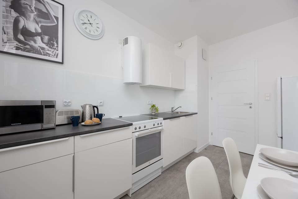 The kitchen's modern amenities ensure a comfortable stay.