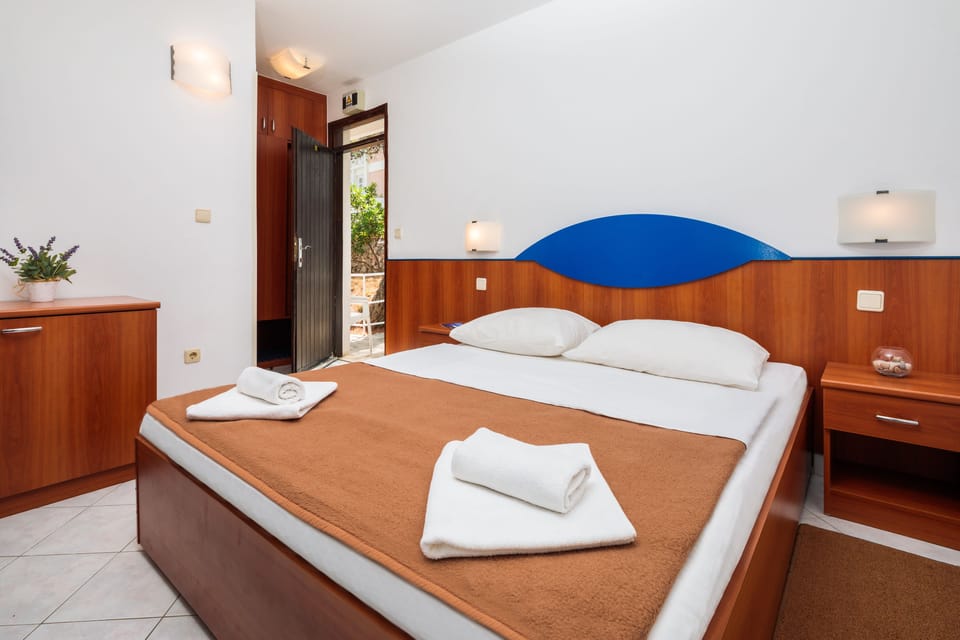 Comfort Double Room | Free WiFi, bed sheets