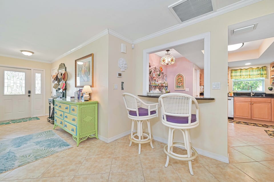 Poolside Oasis - Breakfast bar