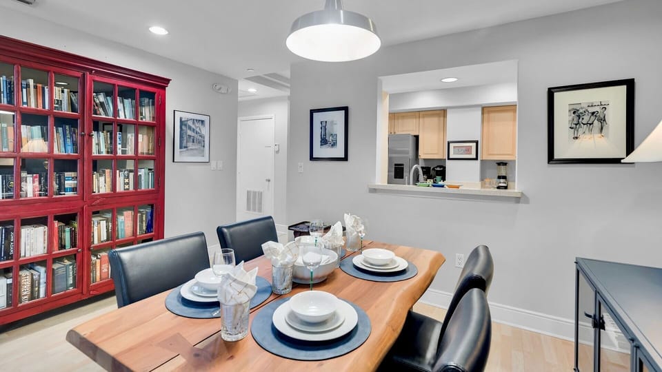 Order up! The window allows the chef in your group to tee the plates right up...