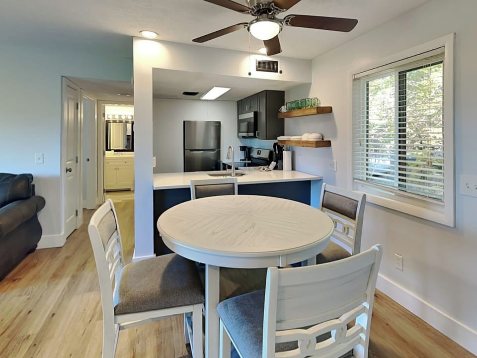 Dining & Kitchen
