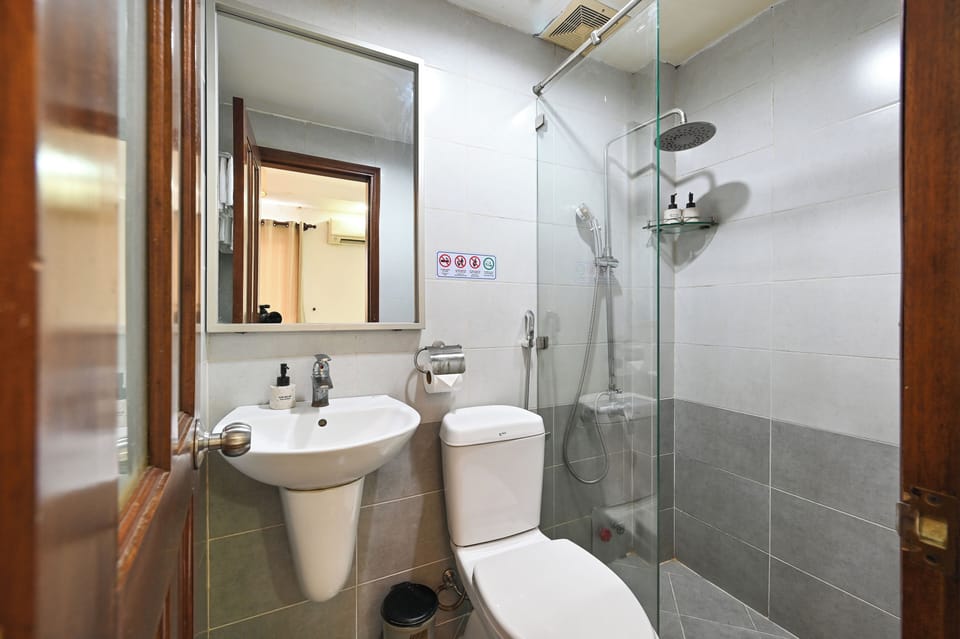 Double Room, 1 Queen Bed | Bathroom | Shower, free toiletries, hair dryer, towels