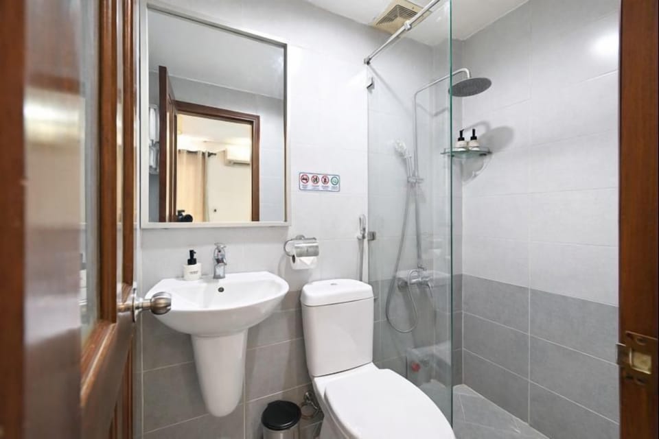 Double Room, 1 Queen Bed | Bathroom | Shower, free toiletries, hair dryer, towels