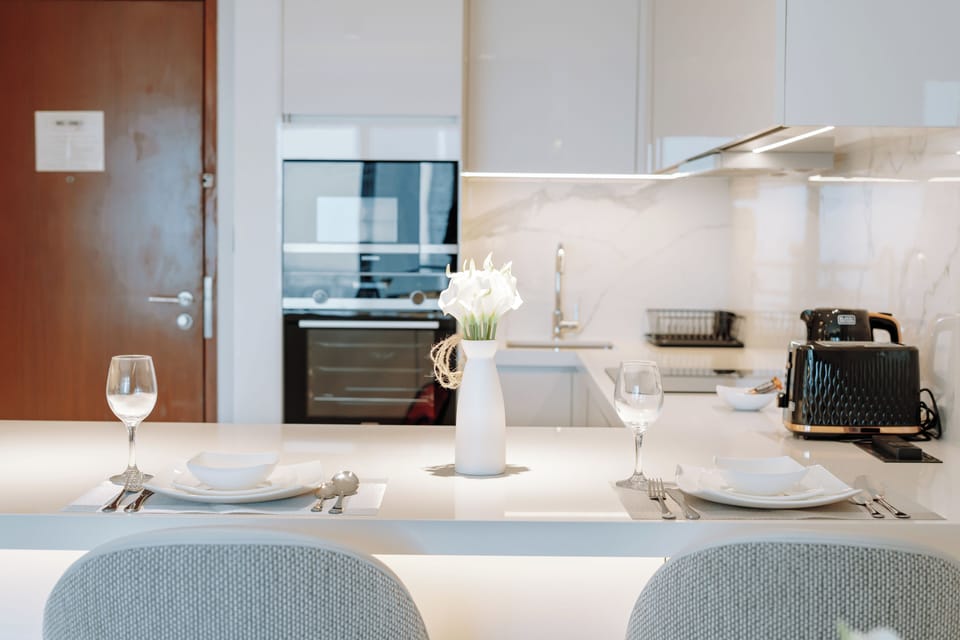 Luxury Studio, Balcony, City View | In-room dining