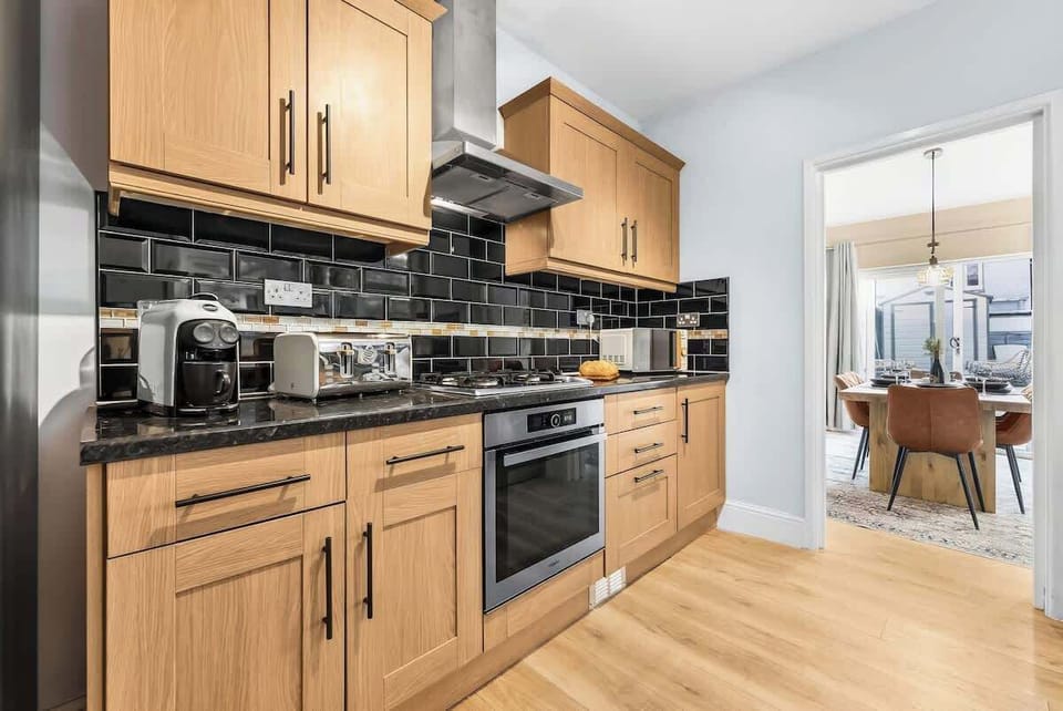 Fully equipped kitchen at Blue Puffin Stays Short Lets & Serviced Accommodation