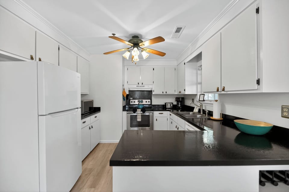 Kitchen - Open Concept Fully Outfitted Kitchen