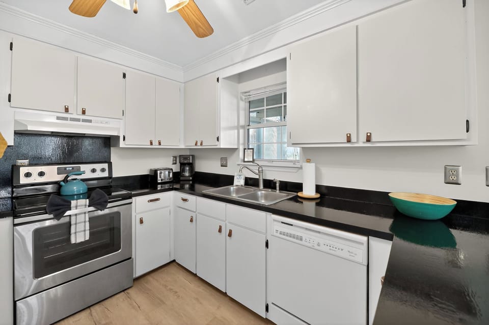 Kitchen - Open Concept Fully Outfitted Kitchen