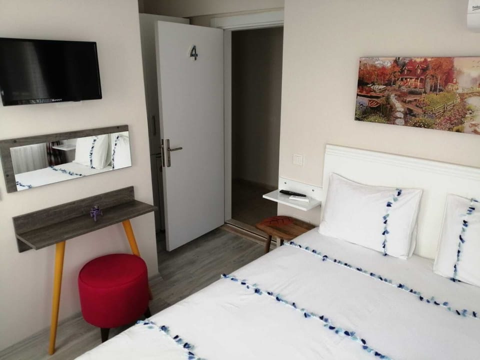Classic Double Room, 1 Bedroom, Non Smoking, Ensuite | Free WiFi