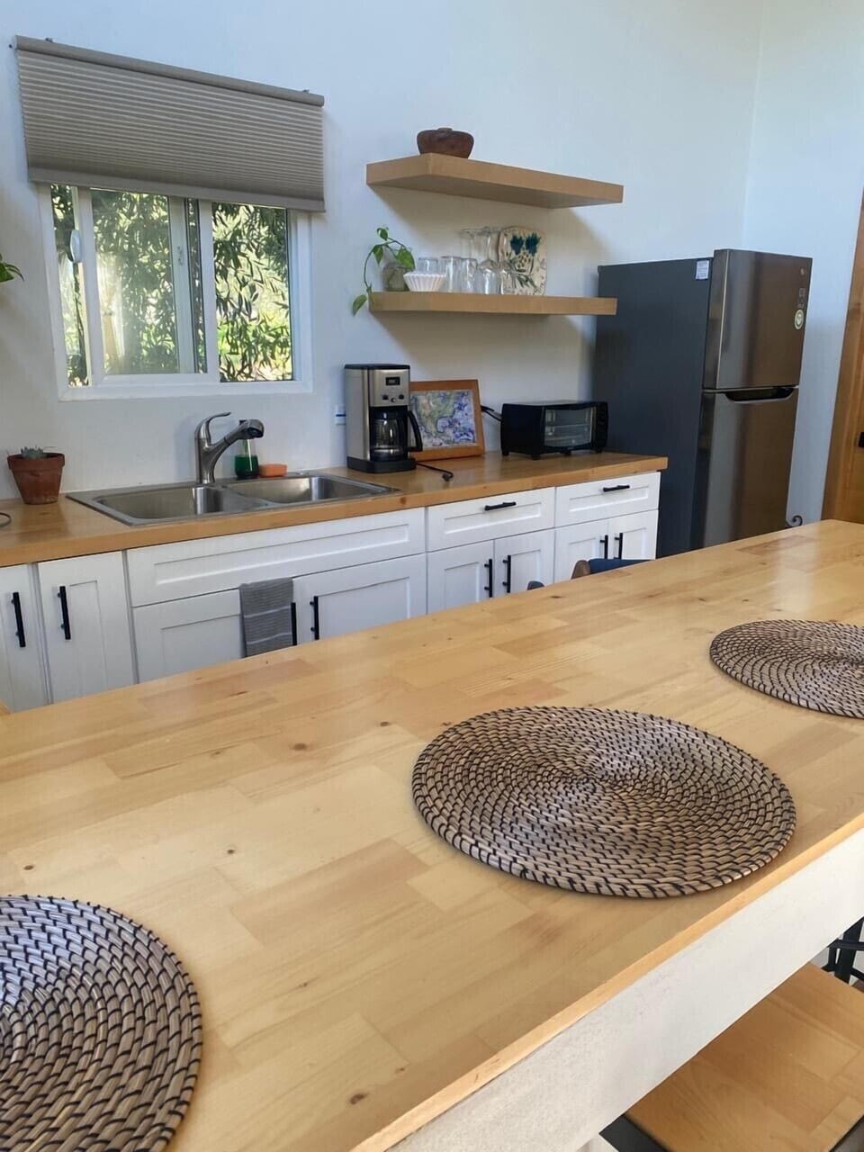 Deluxe Cabin, Patio, Garden View | Private kitchen | Fridge, microwave, cookware/dishes/utensils