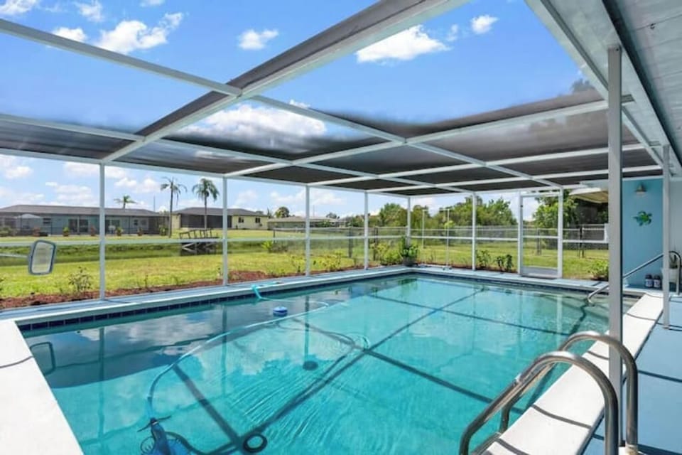 Perfect get away w/pool golf view & close to the beach restaurant & supermarket