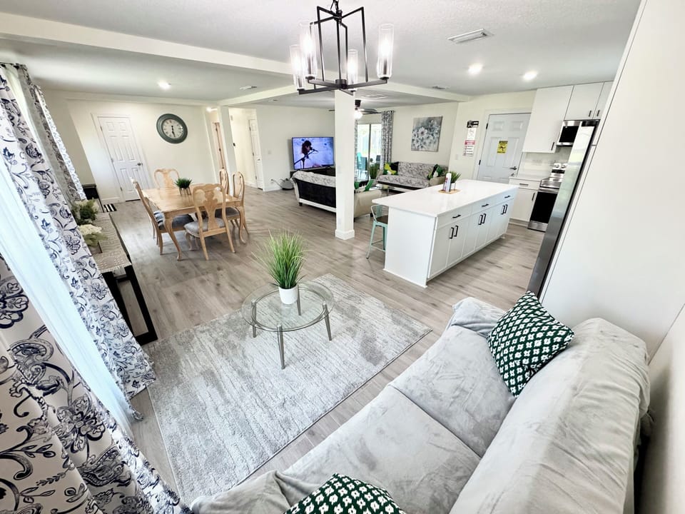 living room/kitchen/dinning room