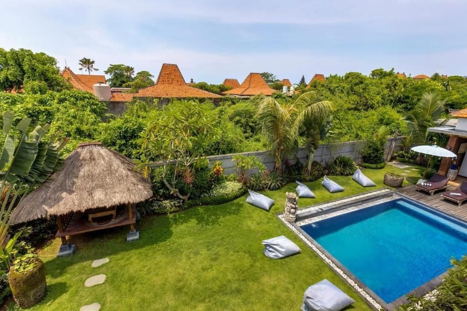 Outdoor pool, pool umbrellas, sun loungers
