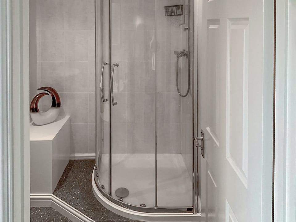 Bathroom | The Cottage Beyond : Mistletoe Cottage - The Cottage Beyond, Burnham-on-sea