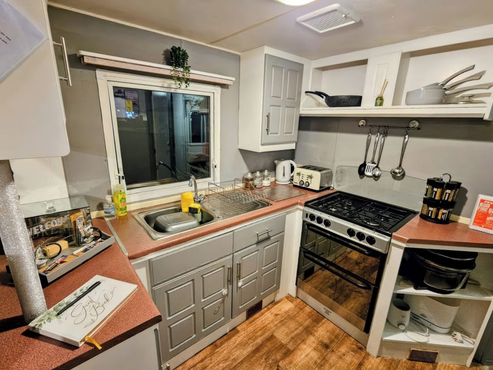 Cottage | Private kitchen | Cookware/dishes/utensils