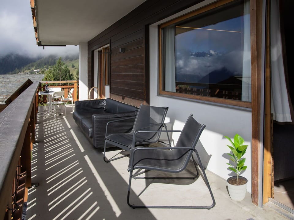 Wood, Porch, Balcony, Home, Mountain Range, Hardwood, Chair, Wood Stain, Ridge, Shade