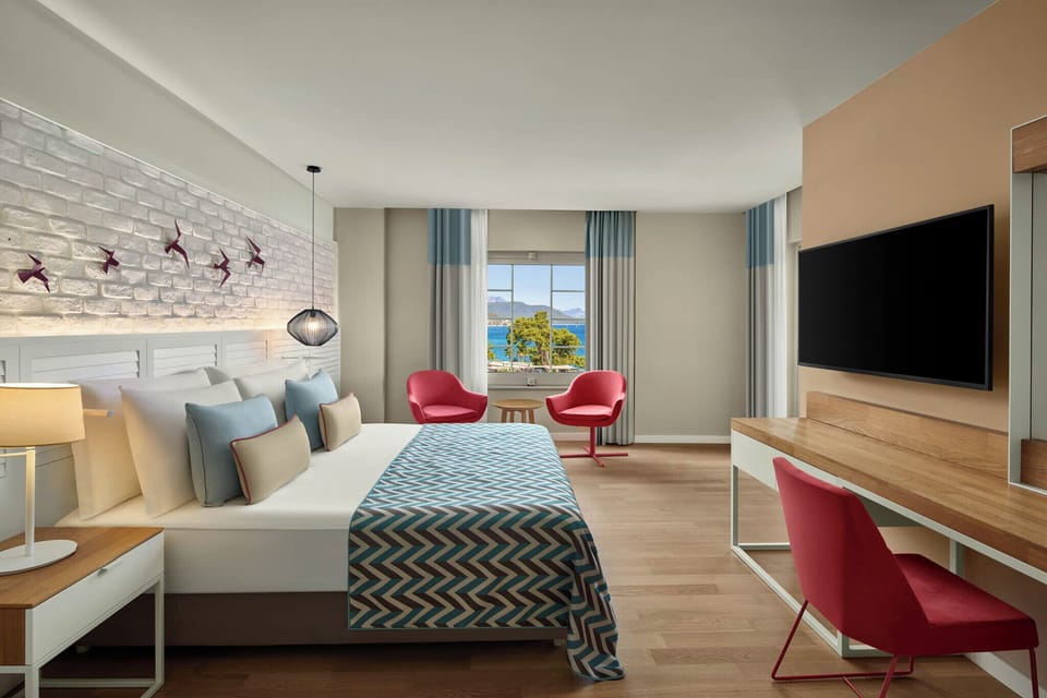 Deluxe Suite, Jetted Tub | Premium bedding, free minibar, in-room safe, desk