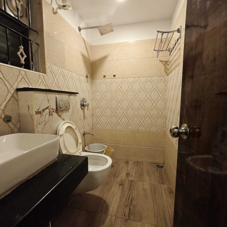 Deluxe Double Room, City View | Bathroom | Shower, free toiletries, towels, soap