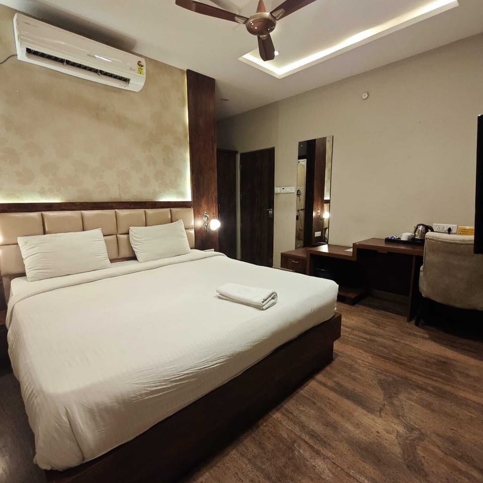 Junior Suite, City View | Desk, laptop workspace, free WiFi