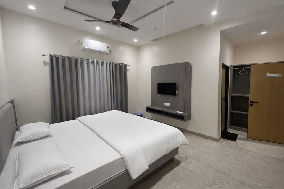Deluxe Double Room, City View | Egyptian cotton sheets, premium bedding, down comforters