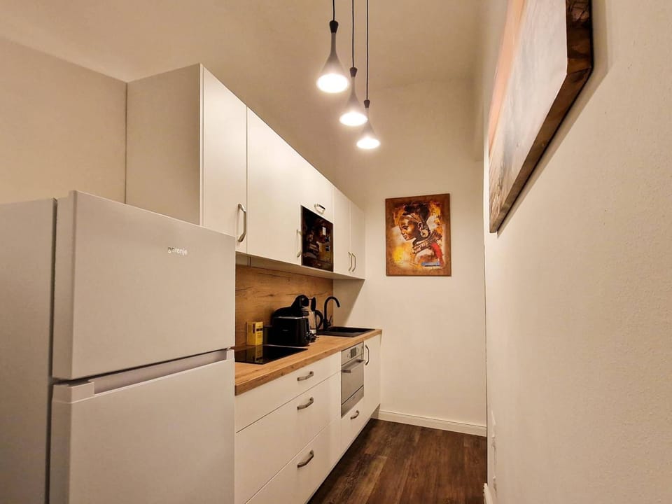 Studio with Kitchen and Street View | Private kitchen