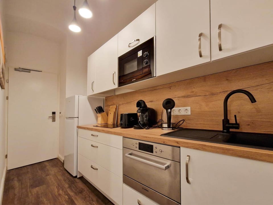 Studio with Kitchen and Street View | Private kitchen