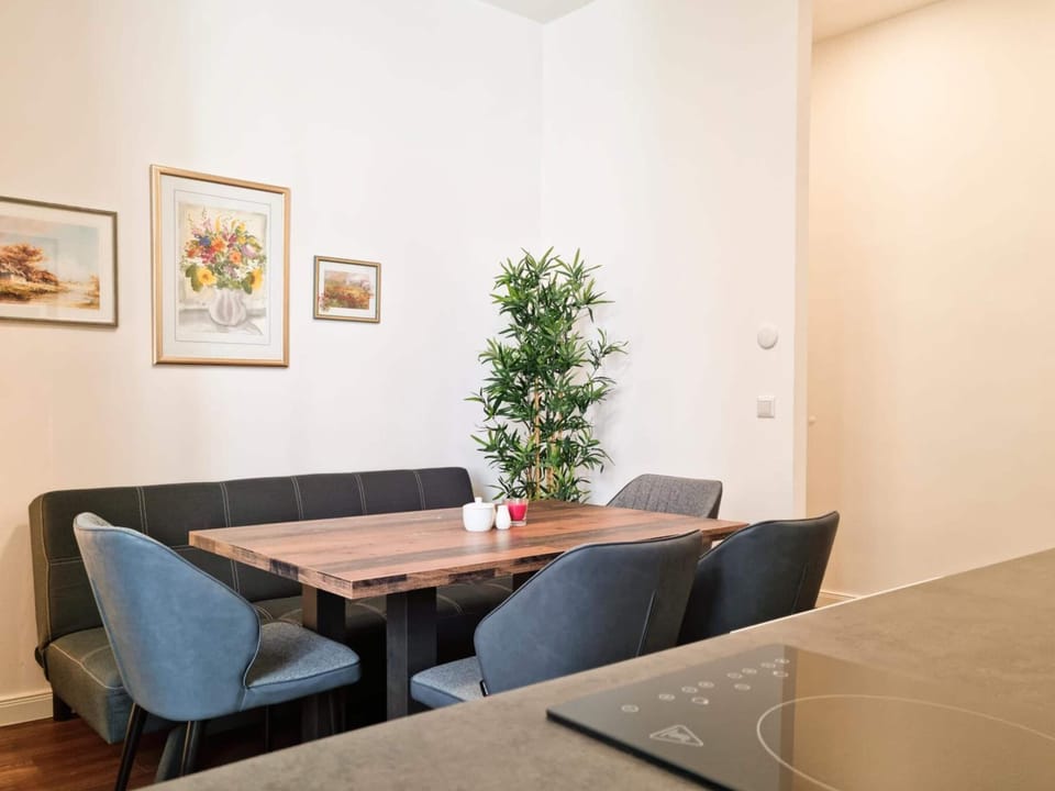 Deluxe Apartment with Kitchen and Various Views | In-room dining