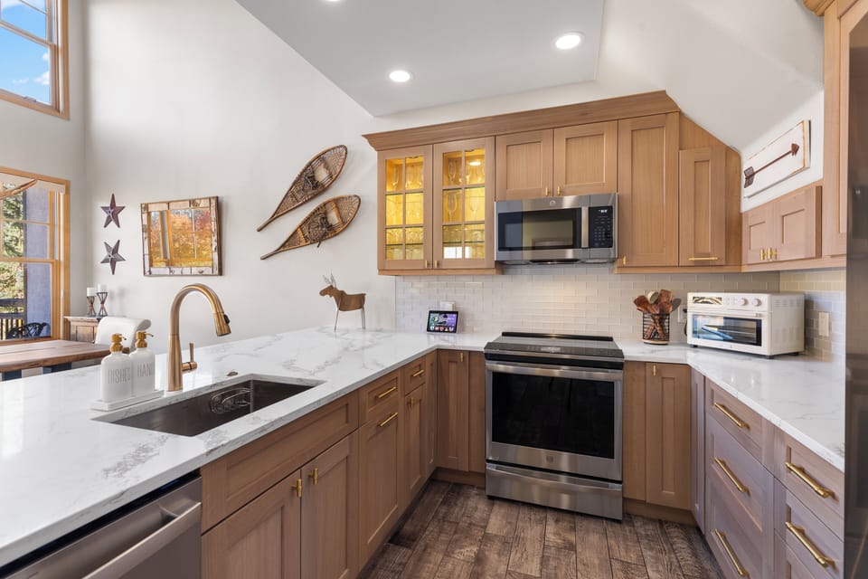  Notice the huge drawers on the right, flatware, pots, pans, everything you need