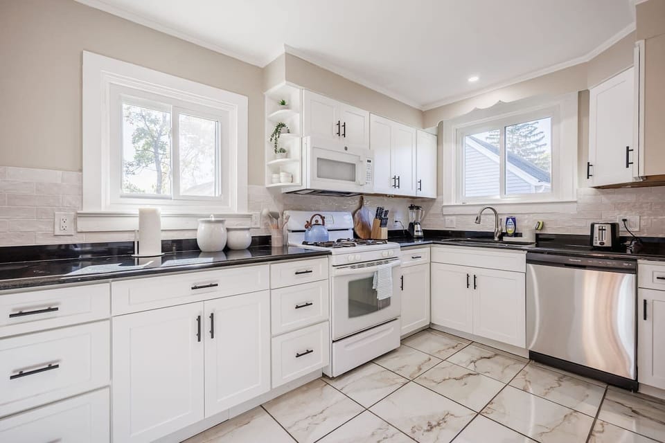 Kitchen with toaster, dishwasher, oven, microwave, blender, kettle