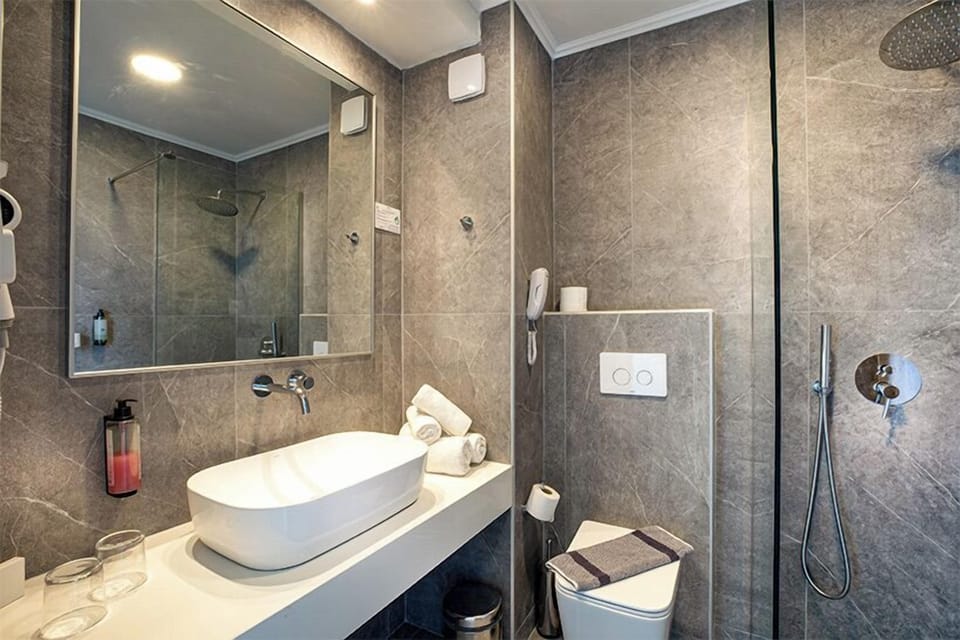 Deluxe Suite (with Sharing Pool) | Bathroom | Deep soaking tub, rainfall showerhead, free toiletries, hair dryer