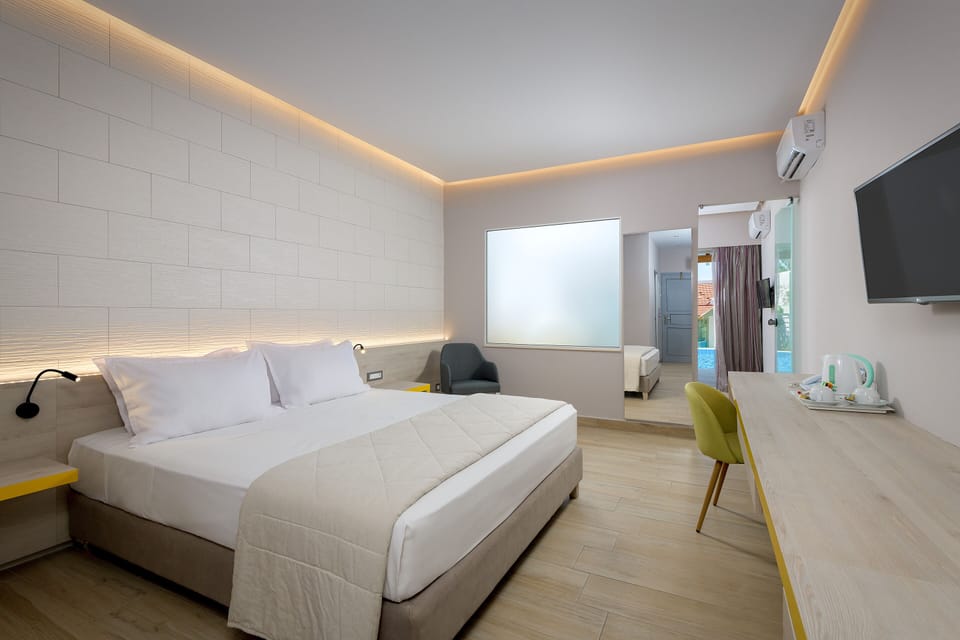 Deluxe Suite (with Sharing Pool) | Desk, laptop workspace, blackout drapes, soundproofing