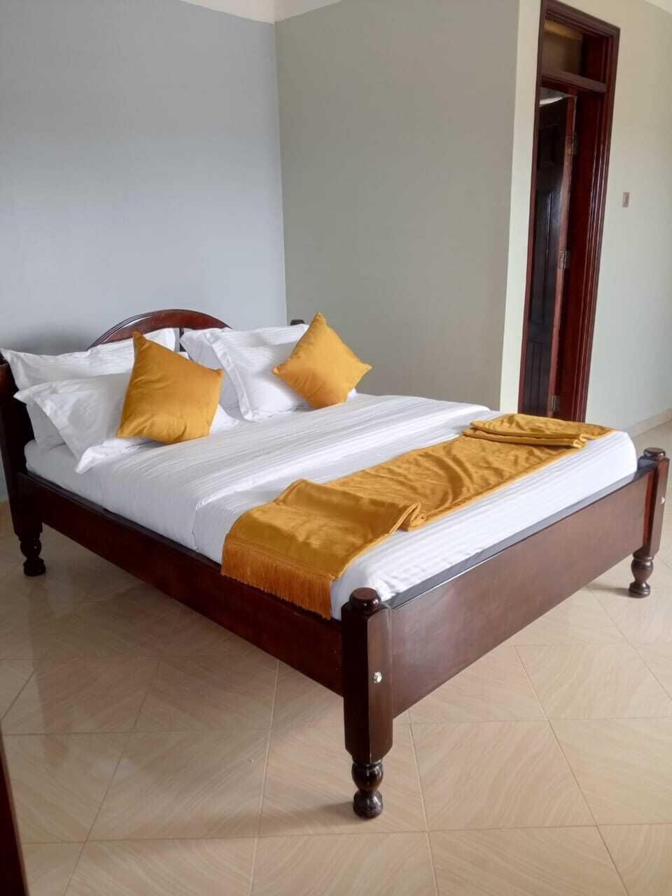 Standard Single Room | Desk, laptop workspace, blackout drapes, iron/ironing board