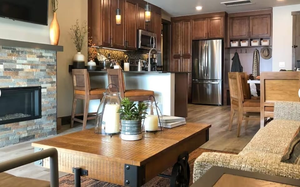 Livingroom with pull-out queen bed couch