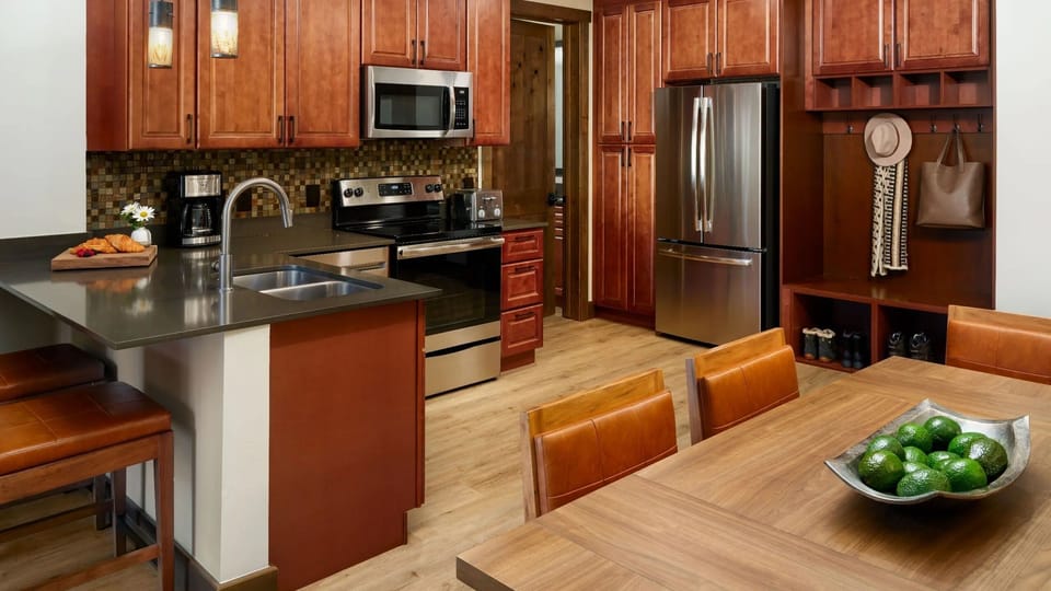 Fully equipped kitchen with dining room