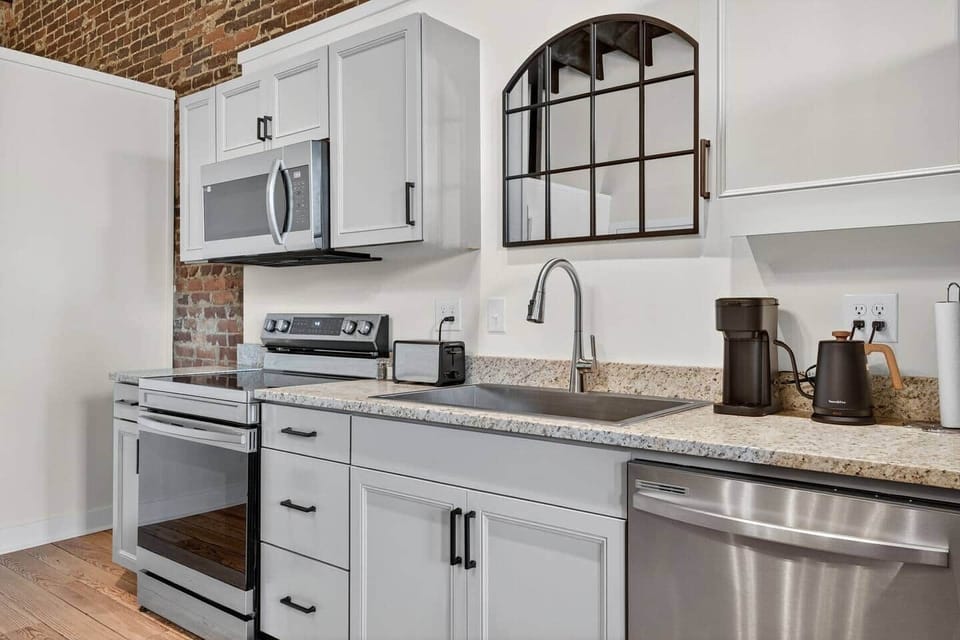 SUITE 1 - Enjoy cooking in this fully stocked kitchen.  Brand new deluxe appliances with all the "bells and whistles".  A 4' stainless steel food prep cart is available upon request.