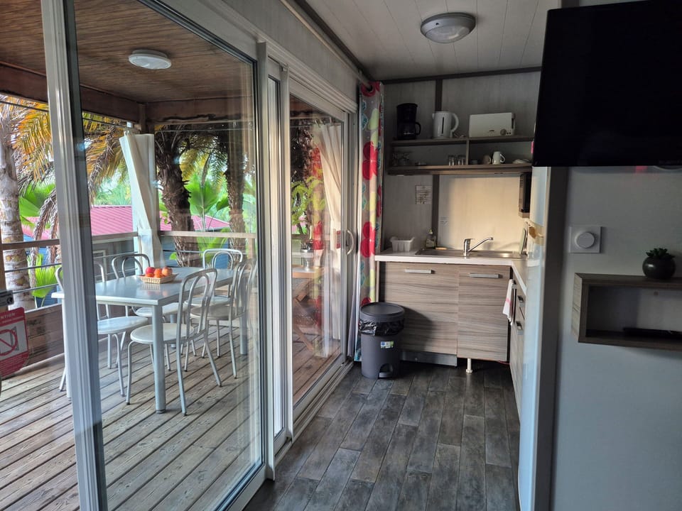 Comfort Cottage, 2 Bedrooms, Air conditioning, Garden View | Private kitchen | Fridge, microwave, oven, stovetop
