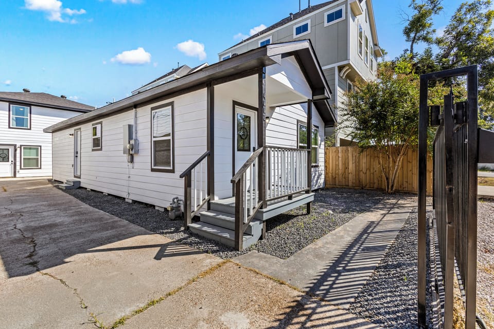 Welcome to your cozy Houston retreat – charming curb appeal and gated entrance.