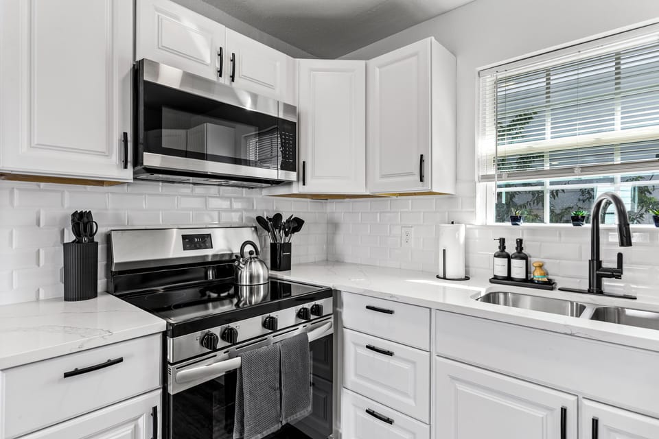 Cook with ease using the modern range and microwave.