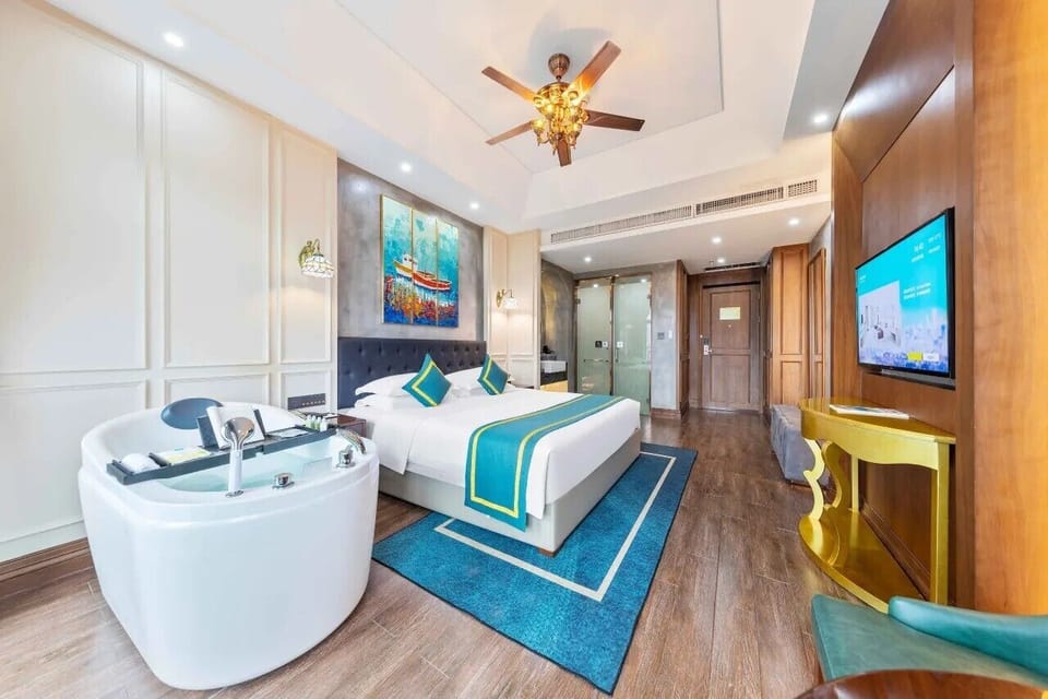 Luxury Double Room | Hypo-allergenic bedding available, desk, WiFi (free)