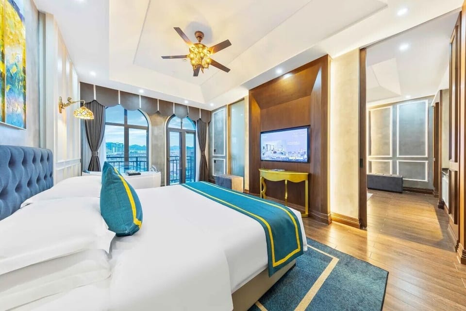Luxury Suite | Hypo-allergenic bedding available, desk, WiFi (free)