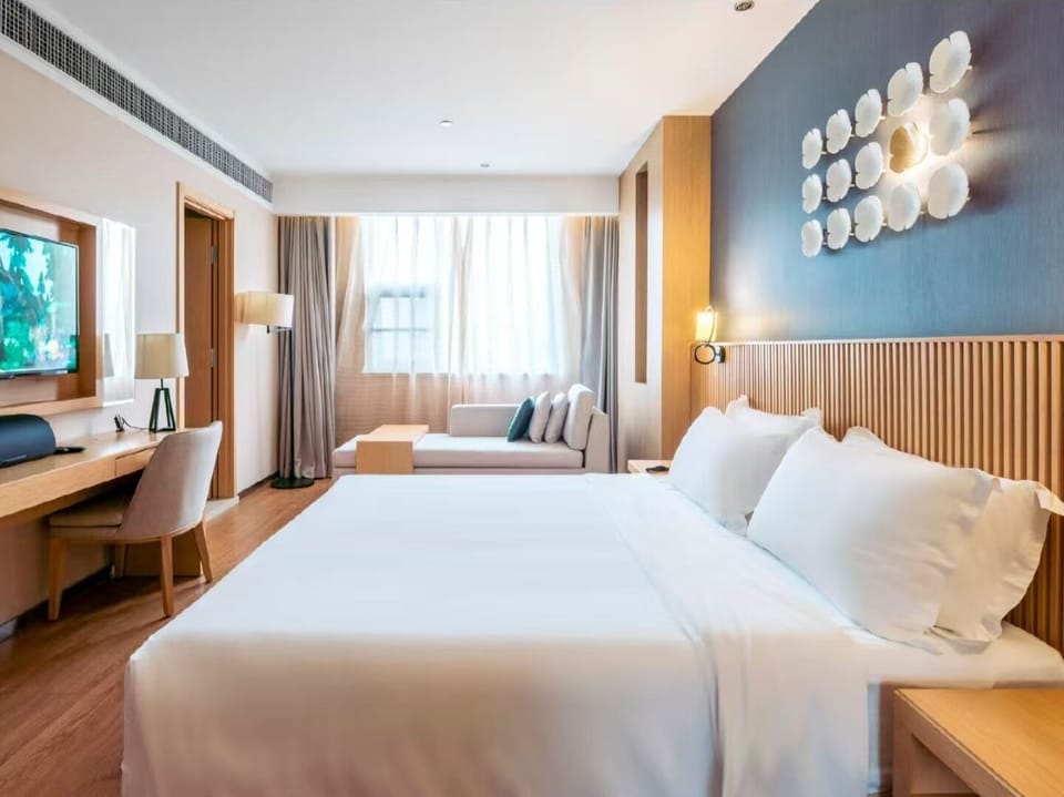 Business Double Room | Down comforters, free minibar, in-room safe, laptop workspace